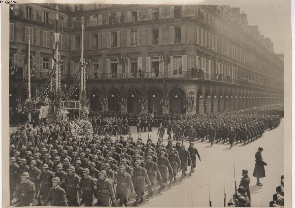 PHOTO ANCIENNE SITUEE - DEFILE DES TROUPES