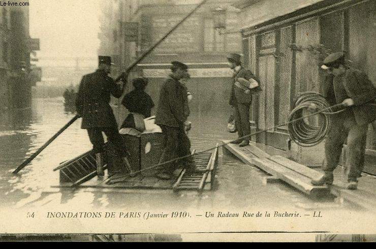 CARTE POSTALE - INONDATION DE PARIS - JANVIER 1910 - UN RADEAU RUE DE LA BUCHERIE