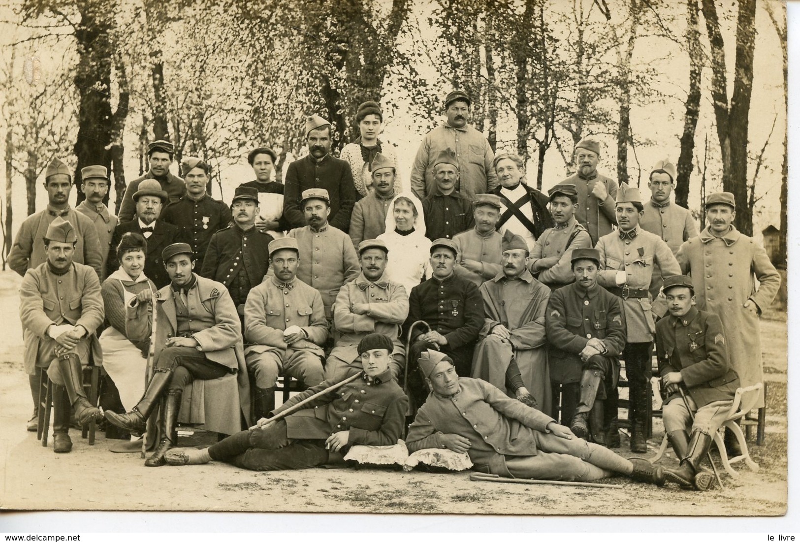 CPA PHOTO 24 LA ROCHE CHALAIS. GROUPE DE MILITAIRES ET INFIRMIERES. HOPITAL TEMPORAIRE ? 1918