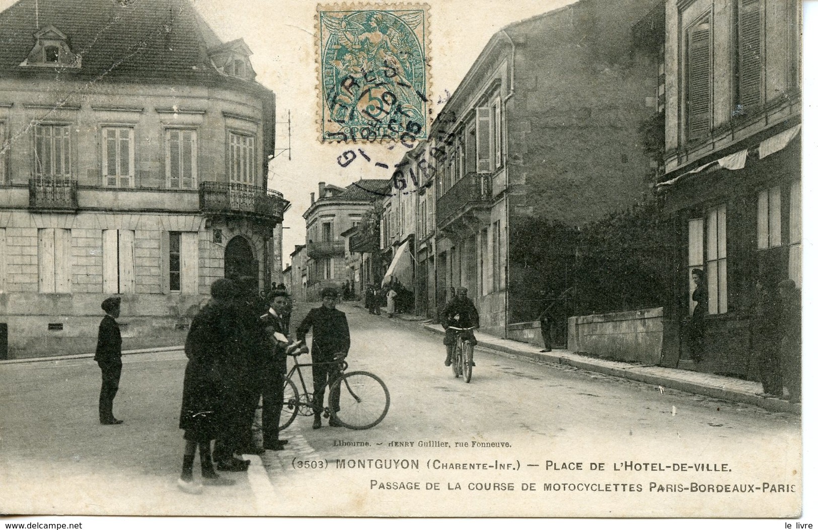 CPA 17 MONTGUYON. PLACE HOTEL DE VILLE. PASSAGE DE LA COURSE DE MOTOCYCLETTES PARIS-BORDEAUX-PARIS 1905