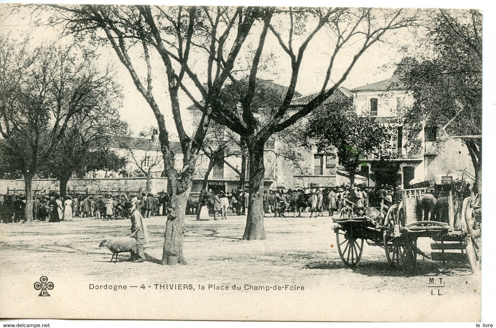 CPA 24 THIVIERS. PLACE DU CHAMP DE FOIRE 1905