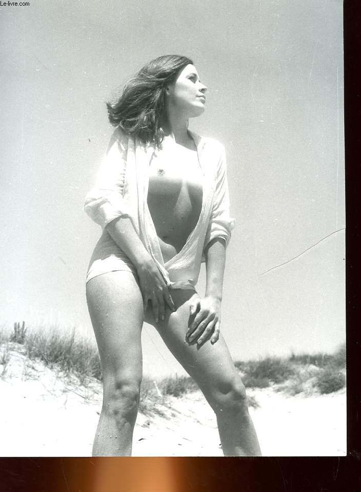 1 PHOTO D'ART, ARGENTIQUE, EROTIQUE EN NOIR ET BLANC D'UNE FEMME EN CHEMISE SUR LA PLAGE