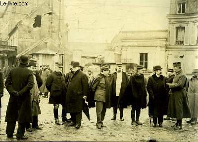 Photographie originale, albumine, en noir et blanc, de la Cour Neuve, suite  une Explosion, le 6 juin 1917