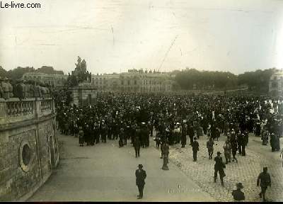 Photographie originale, en noir et blanc, La Foule sur la place d'Armes lors de la Signature du Trait de Paix,  Versailles le 28 juin 1919.