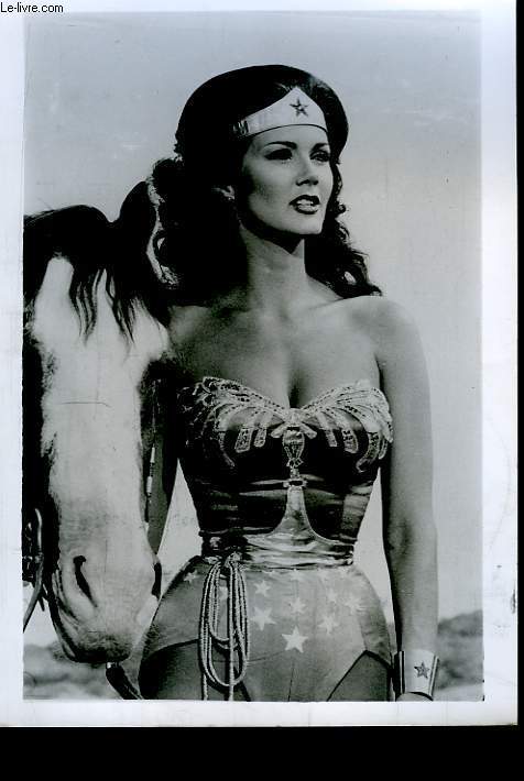 Photographie en noir et blanc de Linda Carte, alias Wonder Woman.