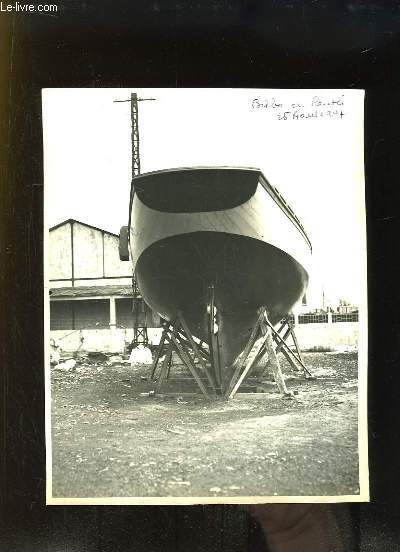 Photographie originale en noir et blanc, de la coque d'un bateau, 