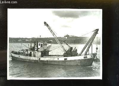 Photographie originale en noir et blanc, d'un bateau de pche 