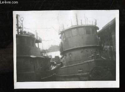 1 Photographie originale en noir et blanc, de 2 bateaux de pche  quais, avec un homme  tribord, sur l'un des deux ( Provenant des Archives d'un Armateur de Pche  la Morue de Bgles (Gironde - 33)).