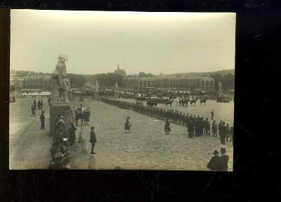 Photographie ancienne originale de la Place d'Armes de Versailles, pendant la signature du Trait de Paix, le 28 juin 1919