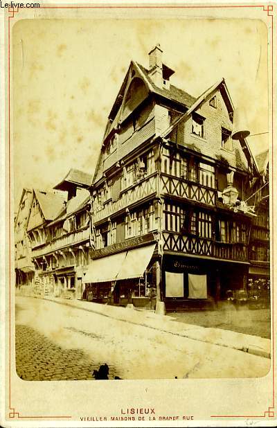 1 photographie originale, albumine en noir et blanc, de vieilles maisons de la grande rue de Lisieux.