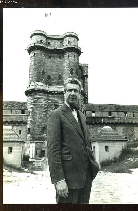 Une photographie professionnelle, argentique de Jean-Paul Cassaupon Thomas, posant devant le Chteau de Vincennes.