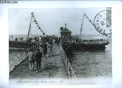 Une photographie en noir et blanc, d'Arcachon, sur l'Ancienne Jete en 1906.