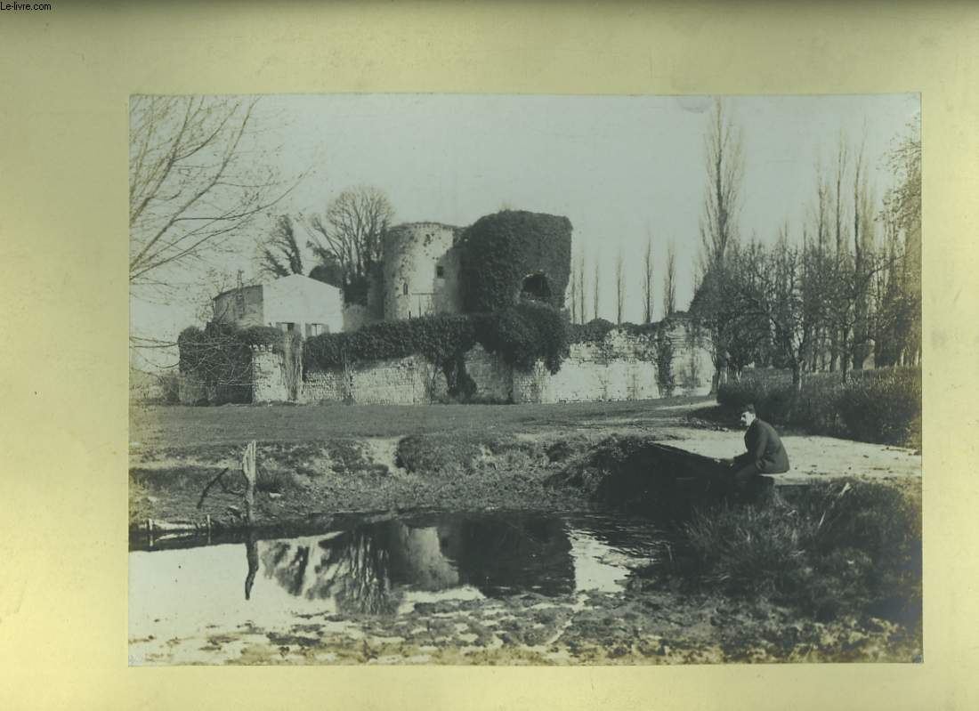 Une photographie originale, d'un pcheur assis sur un pont,  cot d'un chteau du Lot-et-Garonne.