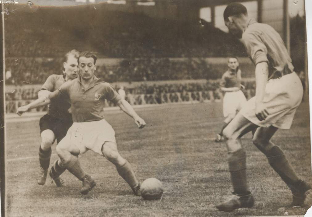 PHOTO ANCIENNE SITUEE - FOOTBALLEURS FRANCAIS ET BELGES S'AFFRONTENT