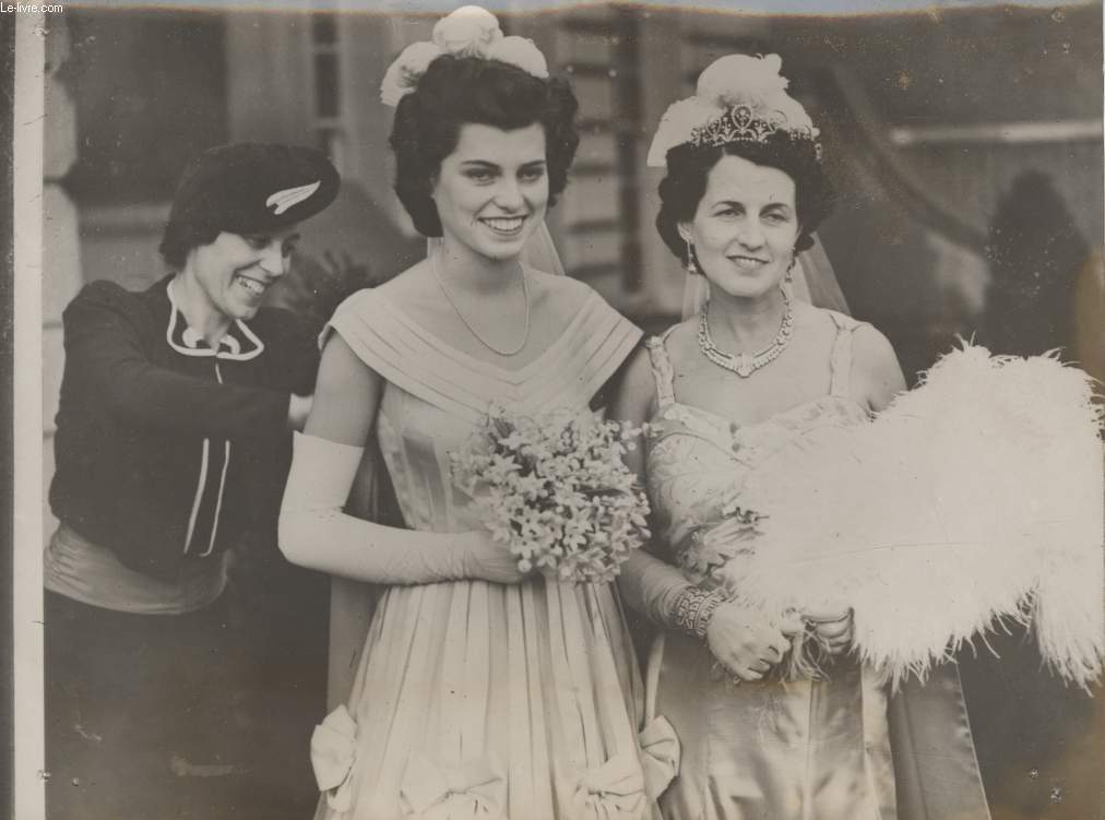 PHOTO ANCIENNE SITUEE - UNE FILLE DE L'AMBASSADEUR DES ETATS UNIS A LONDRES FAIT SES DEBUTS A LA COUR