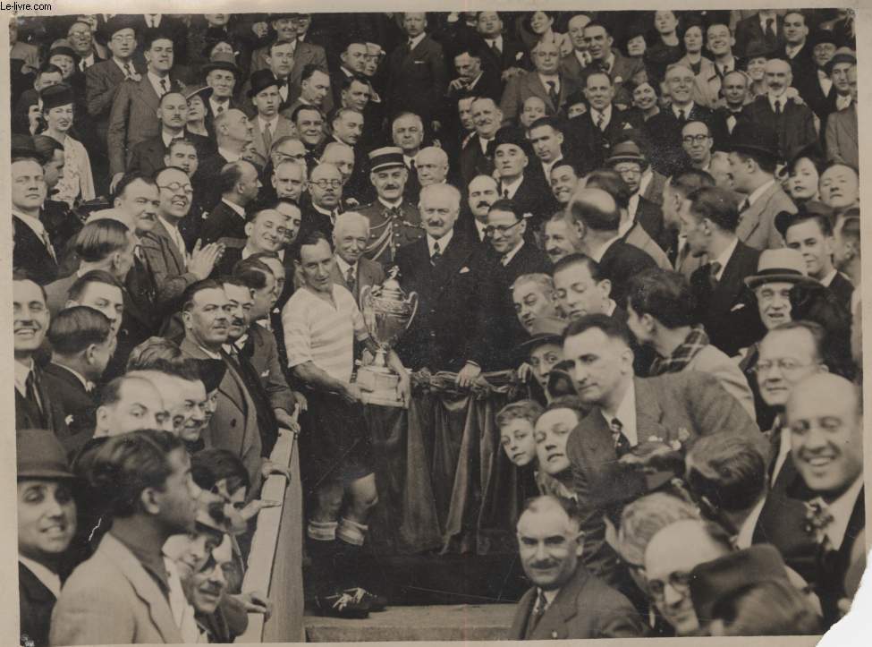 PHOTO ANCIENNE SITUEE - LA COUPE DE FRANCE DE FOOTBALL GAGNEE PAR LA RACING