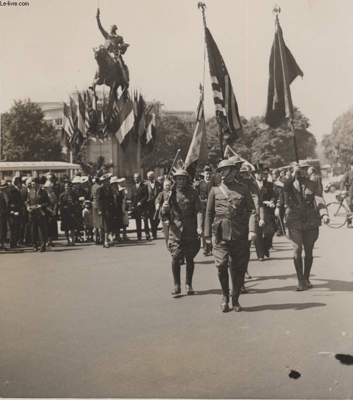 PHOTO ANCIENNE SITUEE - LES AMERICIANS DE PARIS CELEBRANT L'INDEPENDANCE DAY