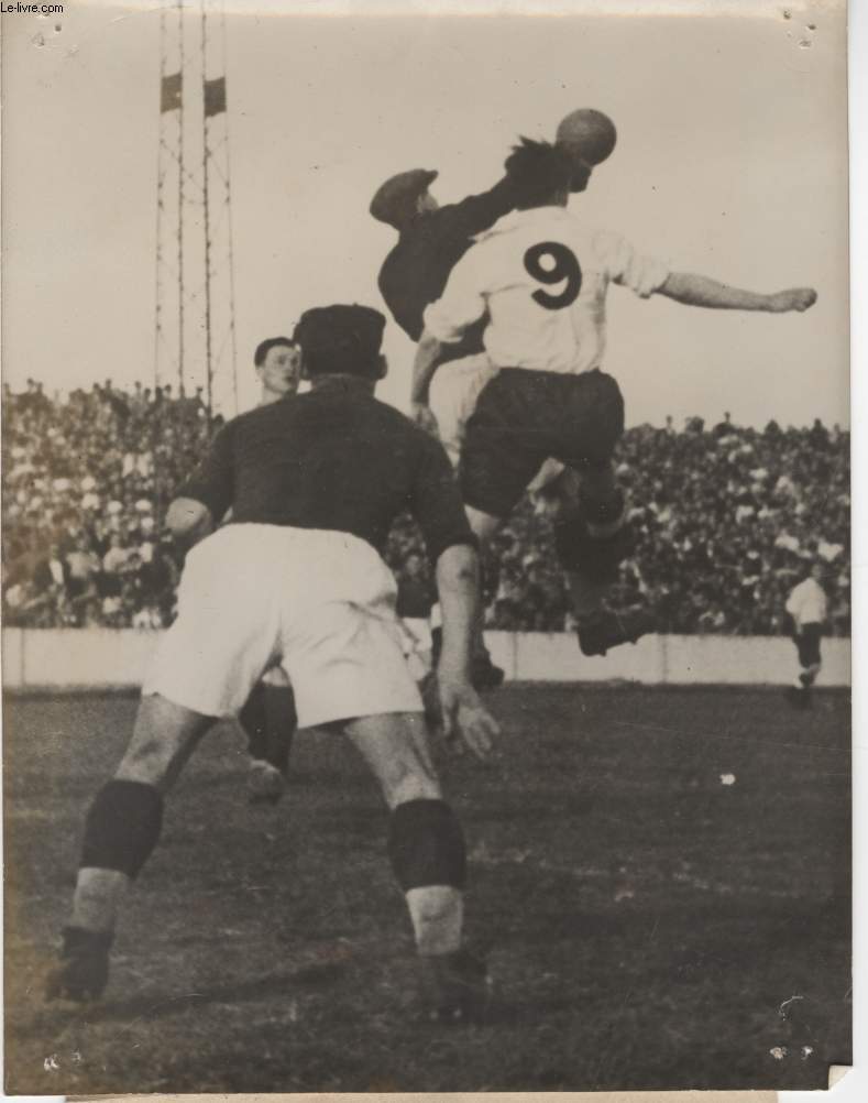 PHOTO ANCIENNE SITUEE - MATCH DE FOOTBALL ANGLETERRE-YOUGOSLAVIE