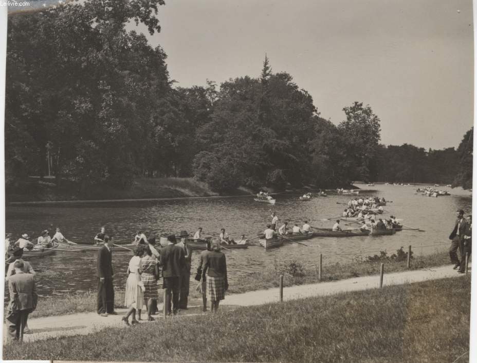 PHOTO ANCIENNE SITUEE - DEFILE EN MONOME DE CANOTS