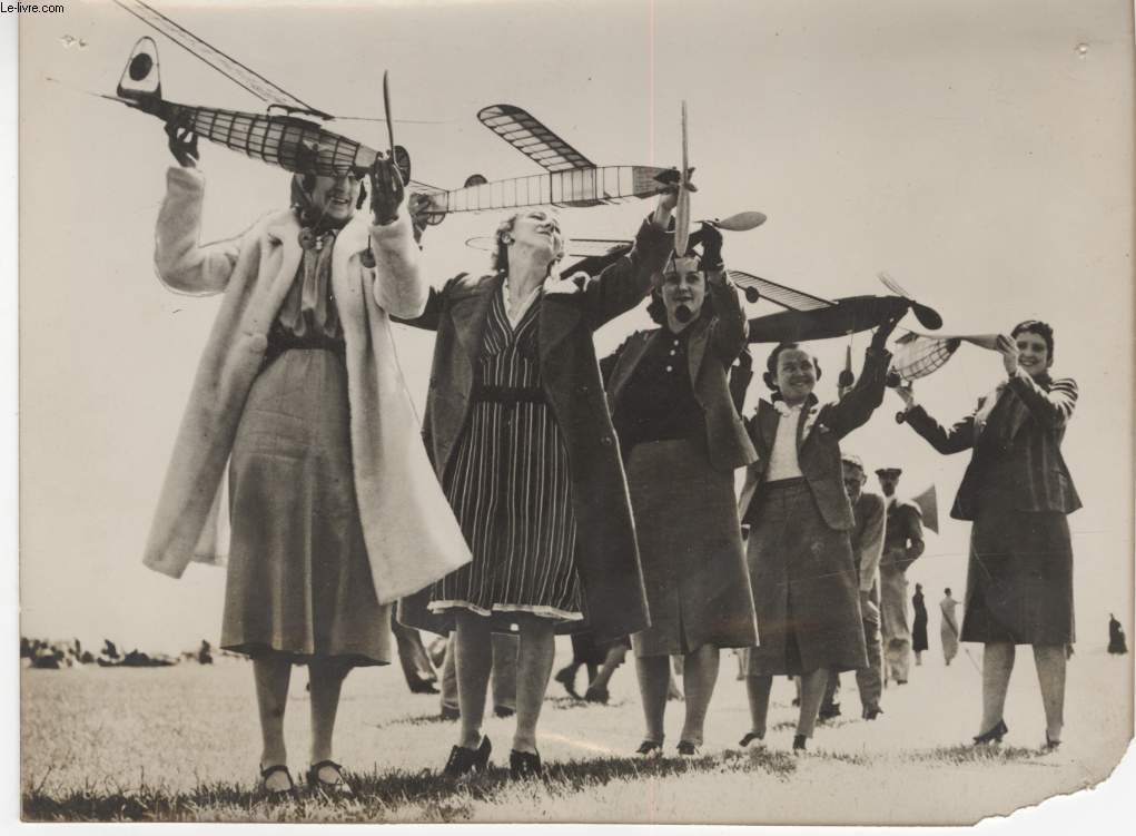 PHOTO ANCIENNE SITUEE - DES FEMMES CONSTRUCTRICES D'AVIONS