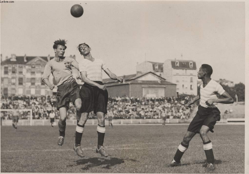 PHOTO ANCIENNE SITUEE - UNE GRANDE RENCONTRE INTERNAT DE FOOTBALL A SAINT-OUEN