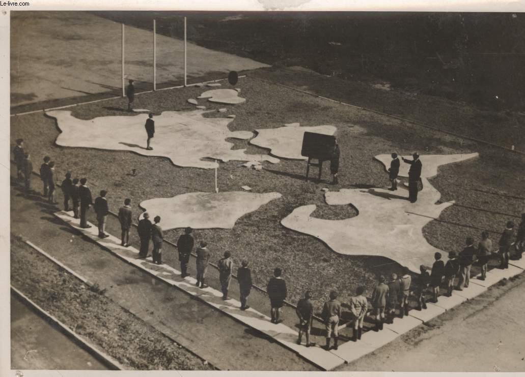 PHOTO ANCIENNE SITUEE - UNE CARTE DU MONDE EN PLEIN AIR