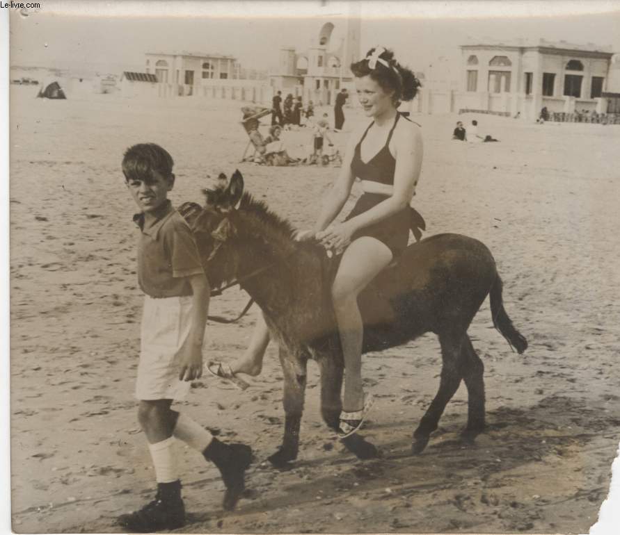 PHOTO ANCIENNE SITUEE - SIMONE SIMON EN VACANCES AU TOUQUET