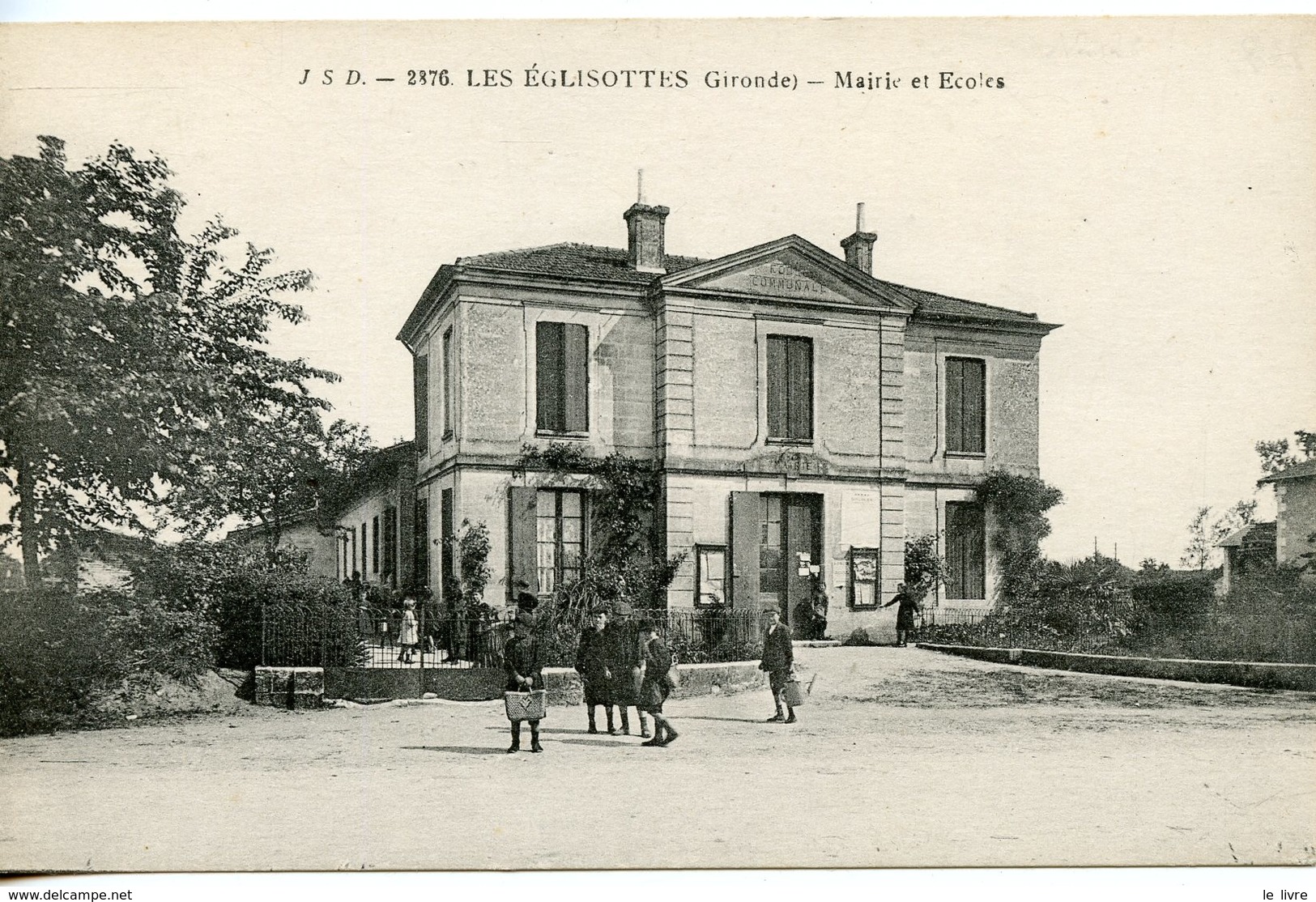 CPA 33 LES EGLISOTTES MAIRIE ET ECOLES VERS 1925