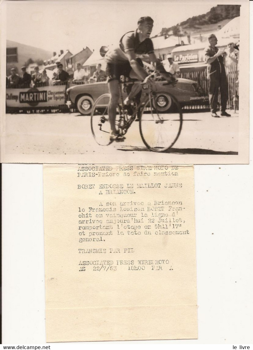 PHOTO ASSOCIATED PRESS TOUR DE FRANCE 1953 BOBET ENDOSSE LE MAILLOT JAUNE A BRIANCON