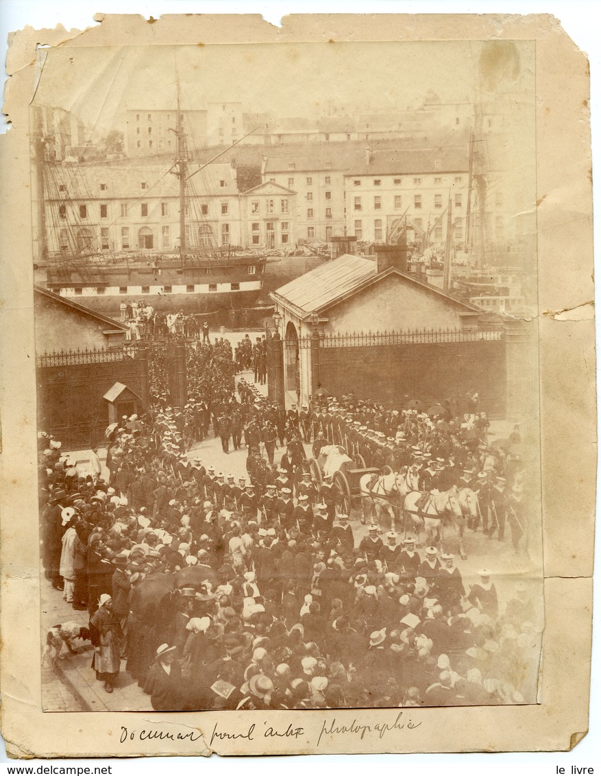 PHOTOGRAPHIE ORIGINALE DE L'ILLUSTRATION 1889 CORTEGE D'UN ENTERREMENT SORTANT D'UN PORT A LOCALISER