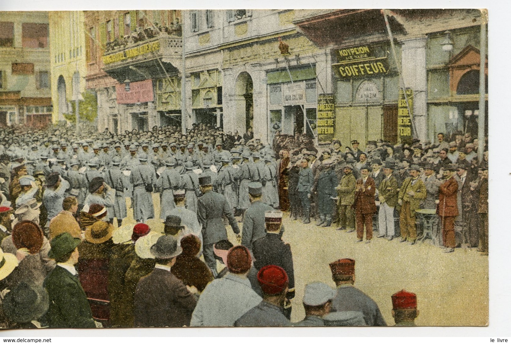 CPA COLORISEE GRECE SALONIQUE. MILITAIRES. CONCERT PLACE DE LA LIBERTE. 1918