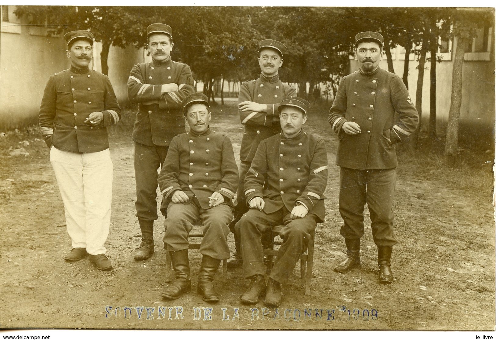 CHARENTE 16. CPA PHOTO GROUPE MILITAIRES TROUPES DE MARINE. SOUVENIR DE LA BRACONNE 1909