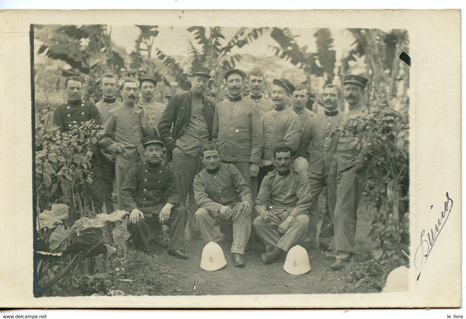 VIET-NAM HANO. CPA PHOTO GROUPE DE MILITAIRES CASQUES COLONIAUX 1910
