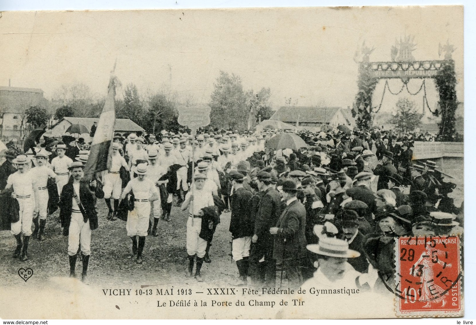 CPA 03 VICHY. FETE FEDERALE 1913. LE DEFILE A LA PORTE DU CHAMP DE TIR