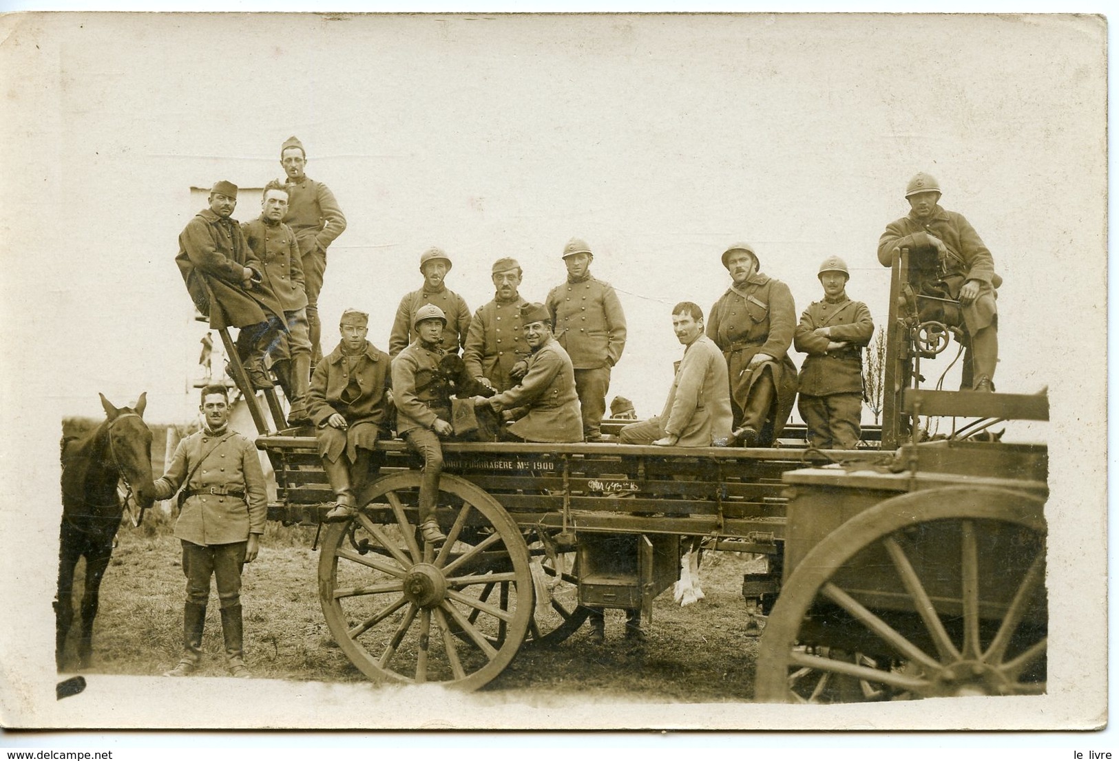 CPA PHOTO GROUPE DE MILITAIRES SUR UN 