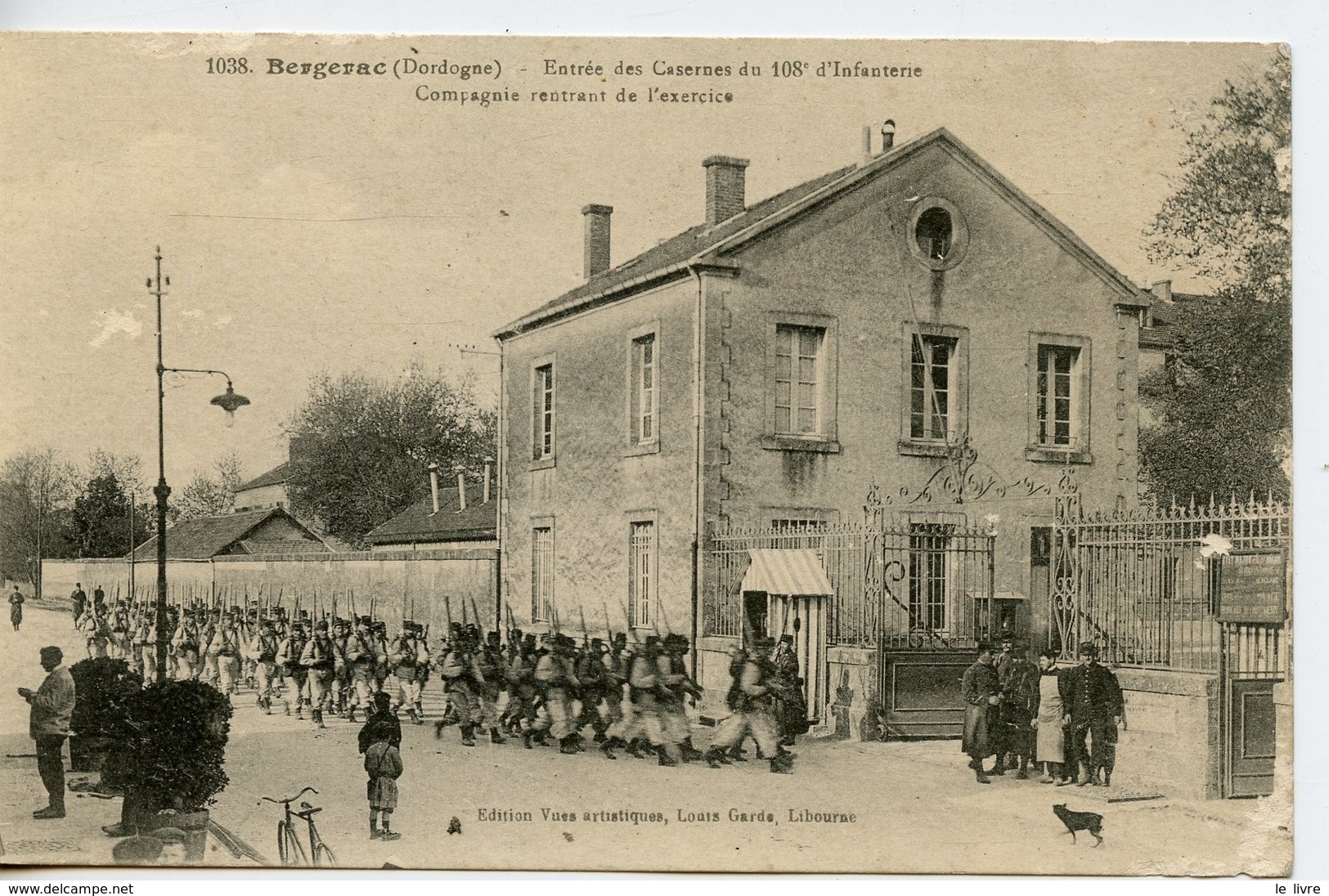 CPA 24 BERGERAC. ENTREE DES CASERNES DU 108 D'INFANTERIE. COMPAGNIE RENTRANT DE L'EXERCICE