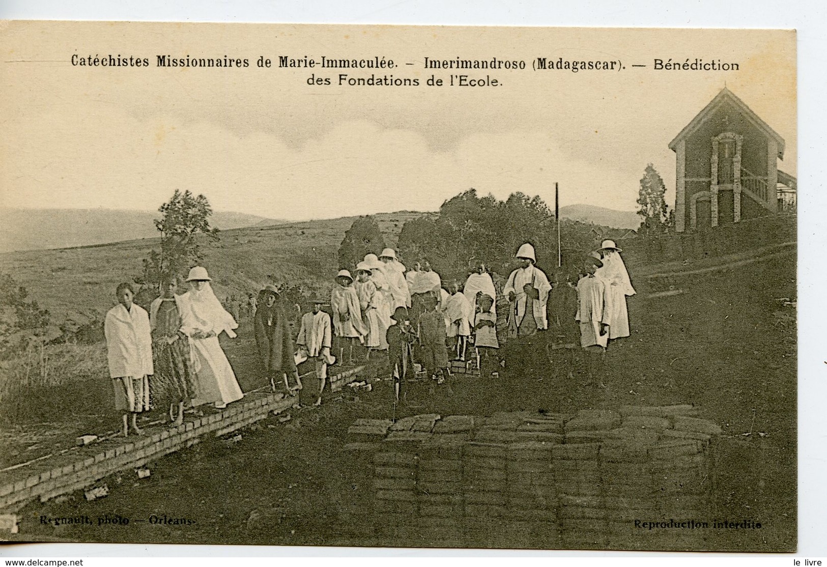 CPA MADAGASCAR. CATECHISME MISSIONNAIRE...BENEDICTION DES FONDATIONS DE L'ECOLE 1930
