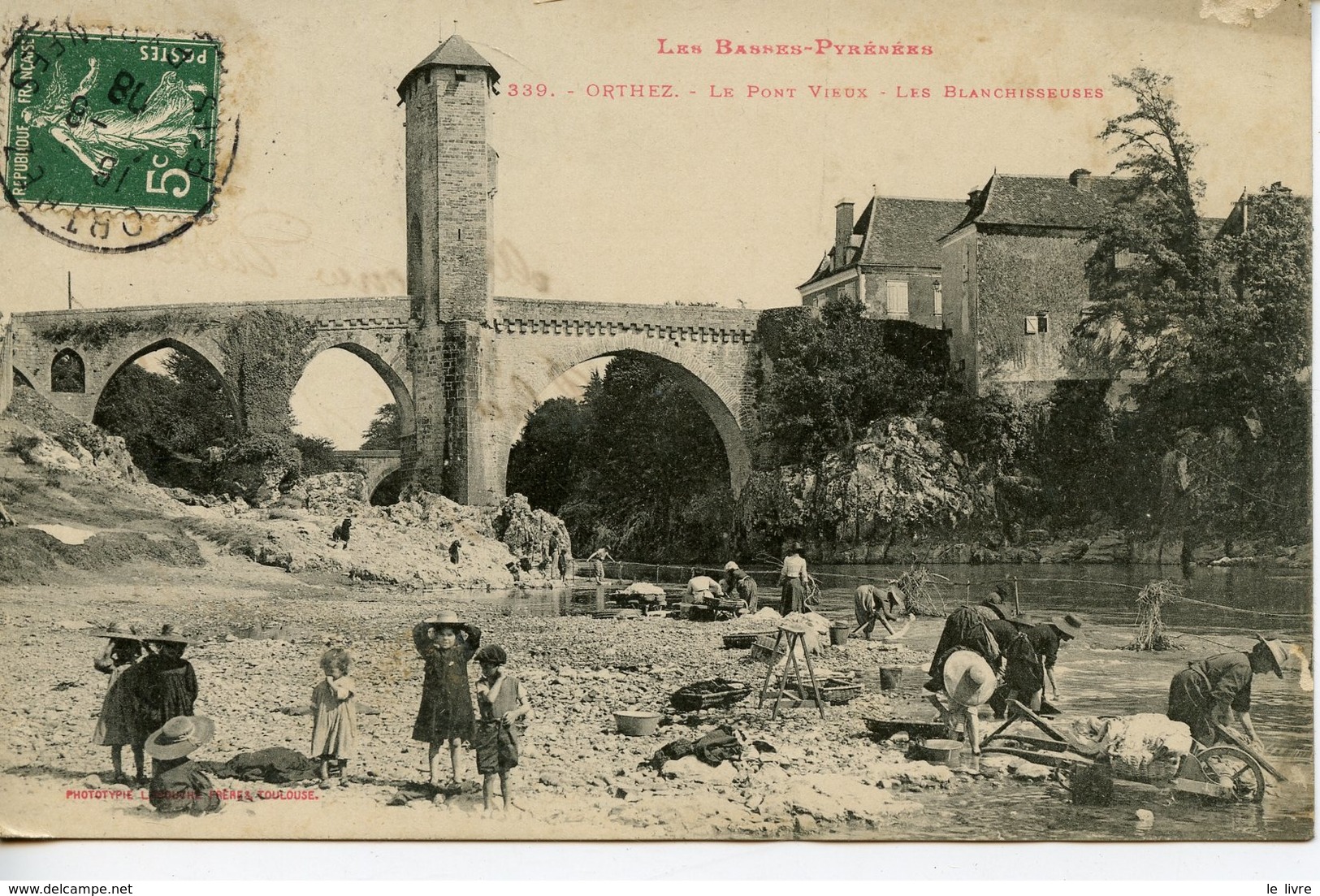 CPA 64 ORTHEZ. CARTE PRESQUE ENTIEREMENT DEDOUBLEE. LE PONT VIEUX. LES BLANCHISSEUSES 1908