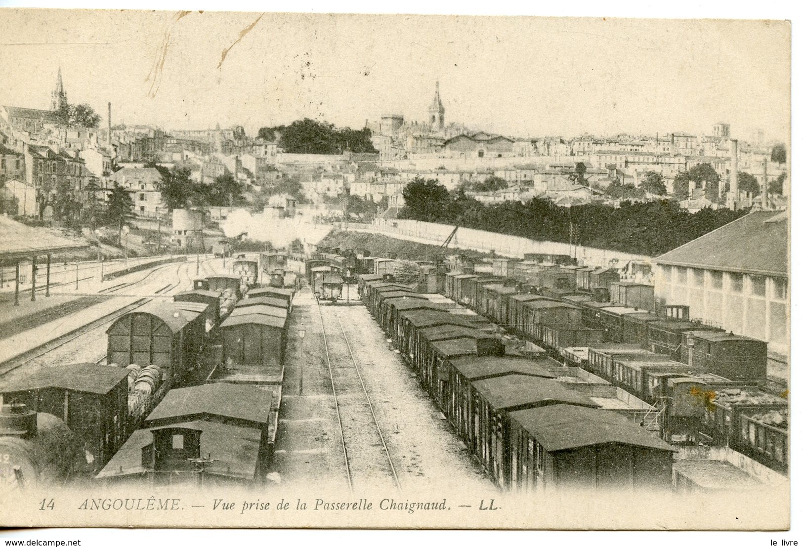 CPA 16 ANGOULEME. VUE PRISE DE LA PASSERELLE CHAIGNAUD 1917. GARE WAGONS. TAXEE