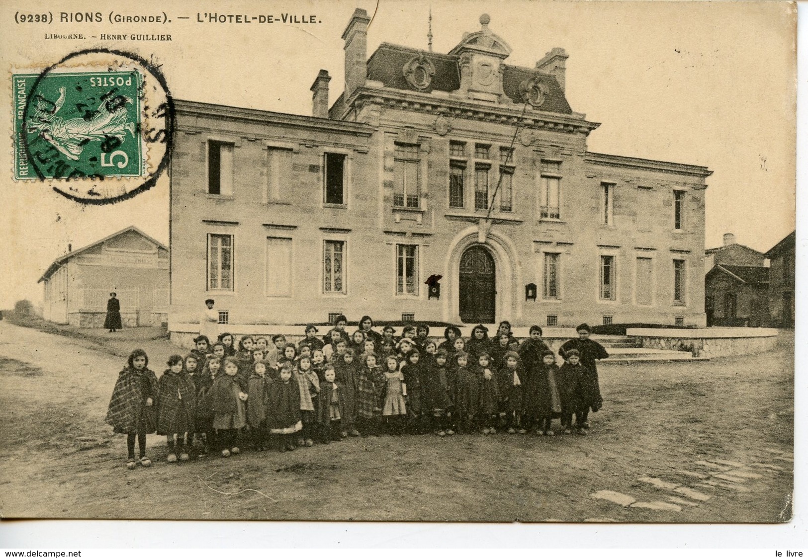 CPA 33 RIONS. CARTE ENTIEREMENT DEDOUBLEE. L'HOTEL DE VILLE 1911 (GROUPE D'ENFANTS)