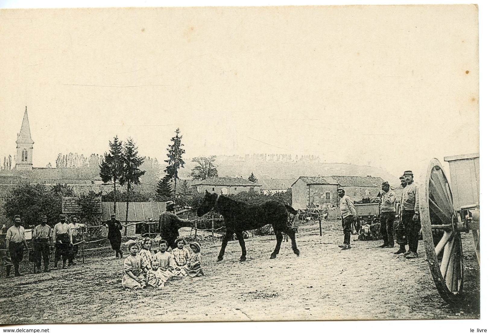 CPA A SITUER. GROUPE DE MILTAIRES. CHEVAL. GROUPE D'ENFANTS ASSIS