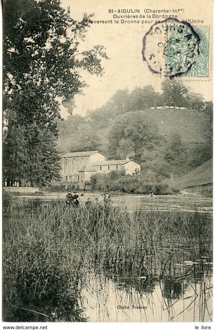 CPA 17 SAINT-AIGULIN. OUVRIERES DE LA DORDOGNE TRAVERSANT LA DRONNE POUR SE RENDRE A L'USINE 1905