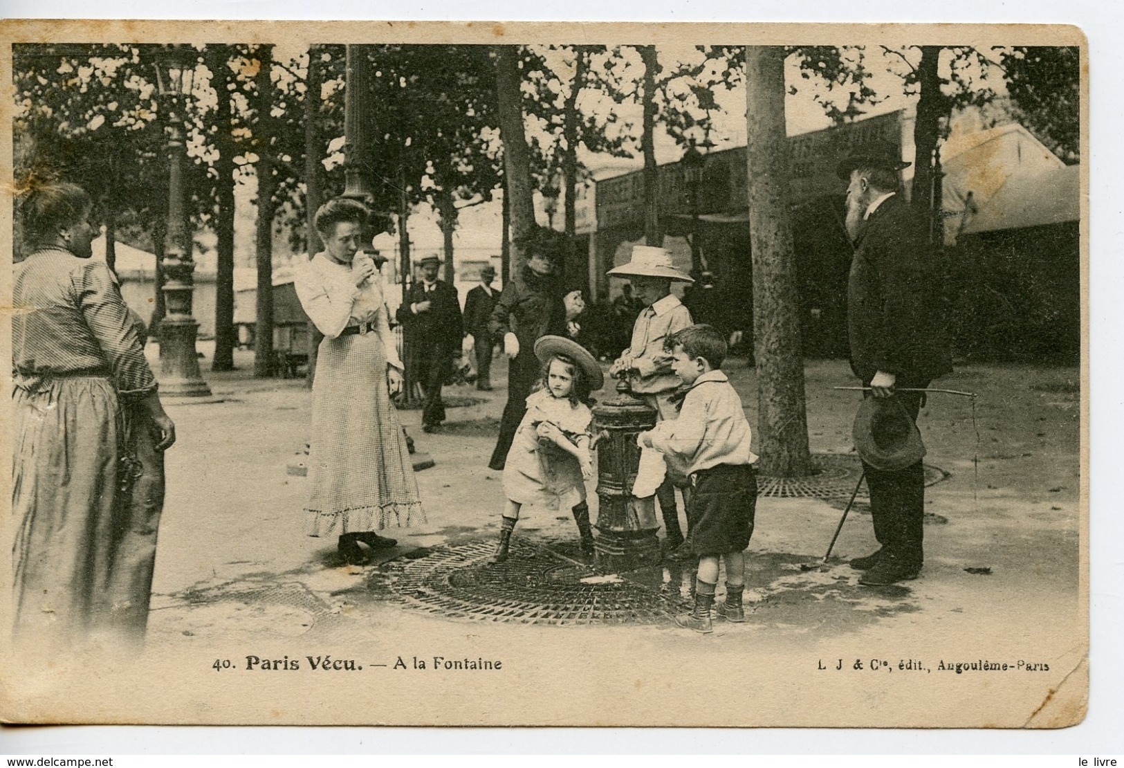 CPA PARIS VECU. A LA FONTAINE