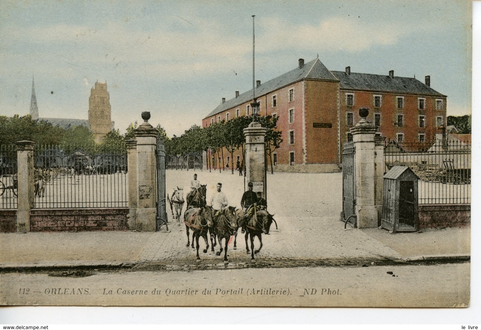 CPA COLORISEE 45 ORLEANS. LA CASERNE DU QUARTIER DU PORTAIL. ARTILLERIE.