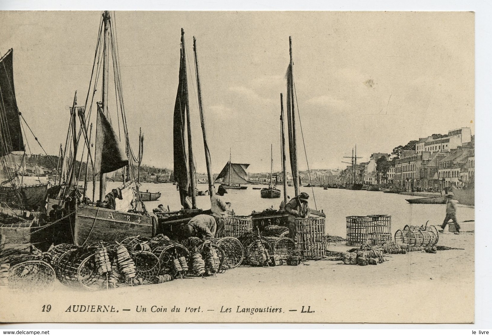 CPA 29 AUDIERNE. UN COIN DU PORT. LES LANGOUSTIERS