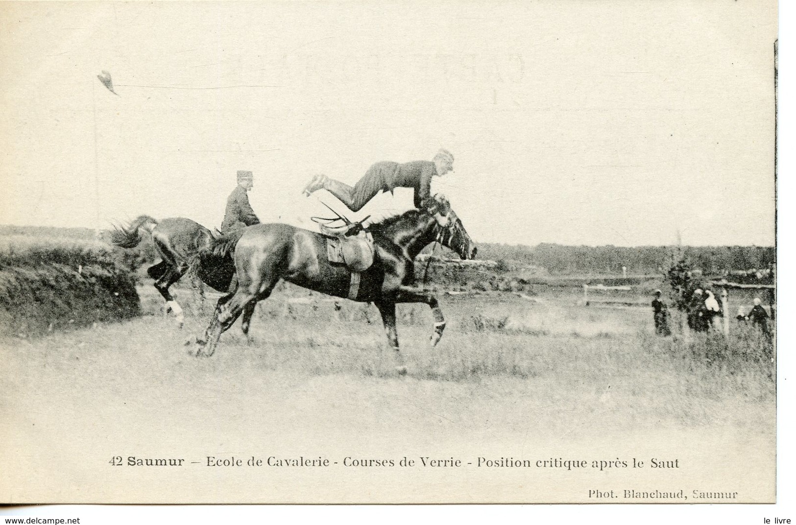 CPA 49 SAUMUR. ECOLE DE CAVALERIE. COURSES DE VERRIE. POSITION CRITIQUE APRES LE SAUT.