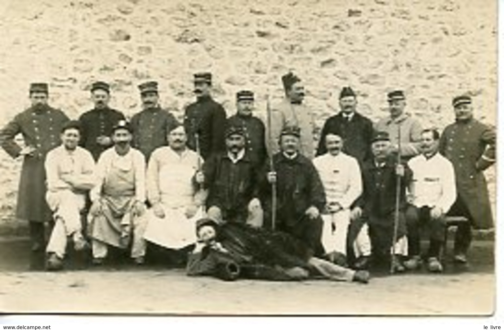 CPA PHOTO GROUPE DE MILITAIRES (ET CUISINIERS?) 1915
