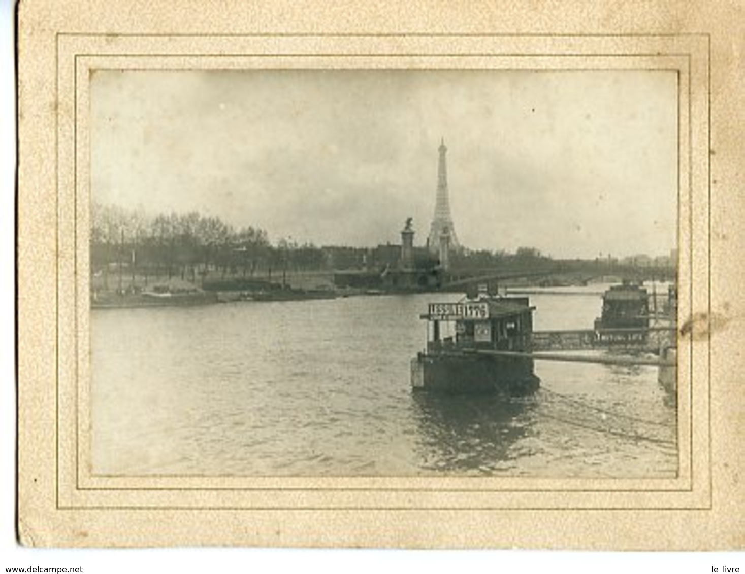 PHOTOGRAPHIE SUR CARTON FORT VERS 1900. 75 PARIS. PONT ALEXANDRE. LA TOUR-EIFFEL. PUBLICITES