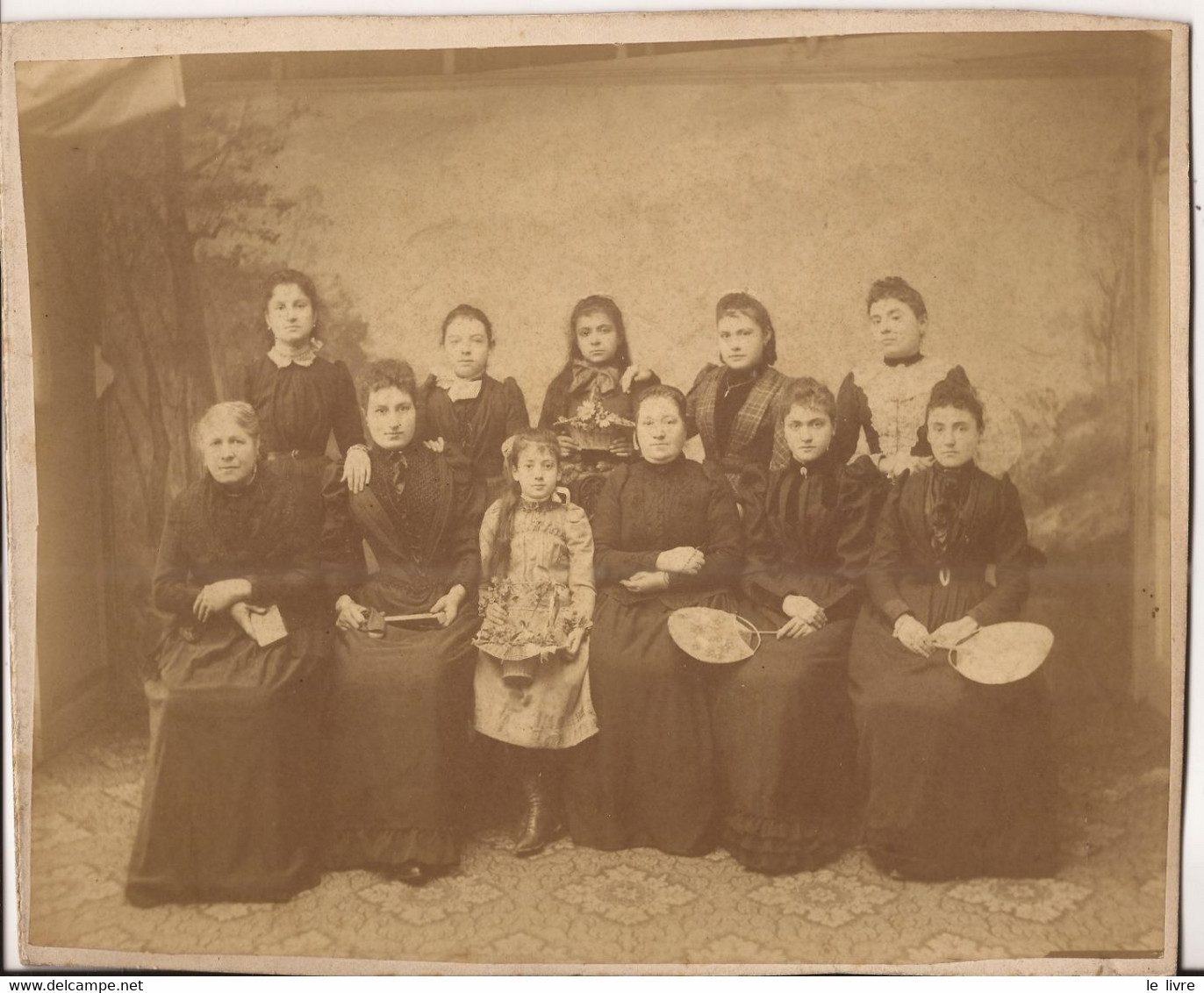 PHOTOGRAPHIE COLLEE SUR CARTON 1894 ATELIER DE COUTURE DE Mme ROUMEGUERE A BORDEAUX