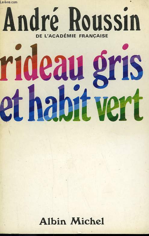 RIDEAU GRIS ET HABIT VERT.